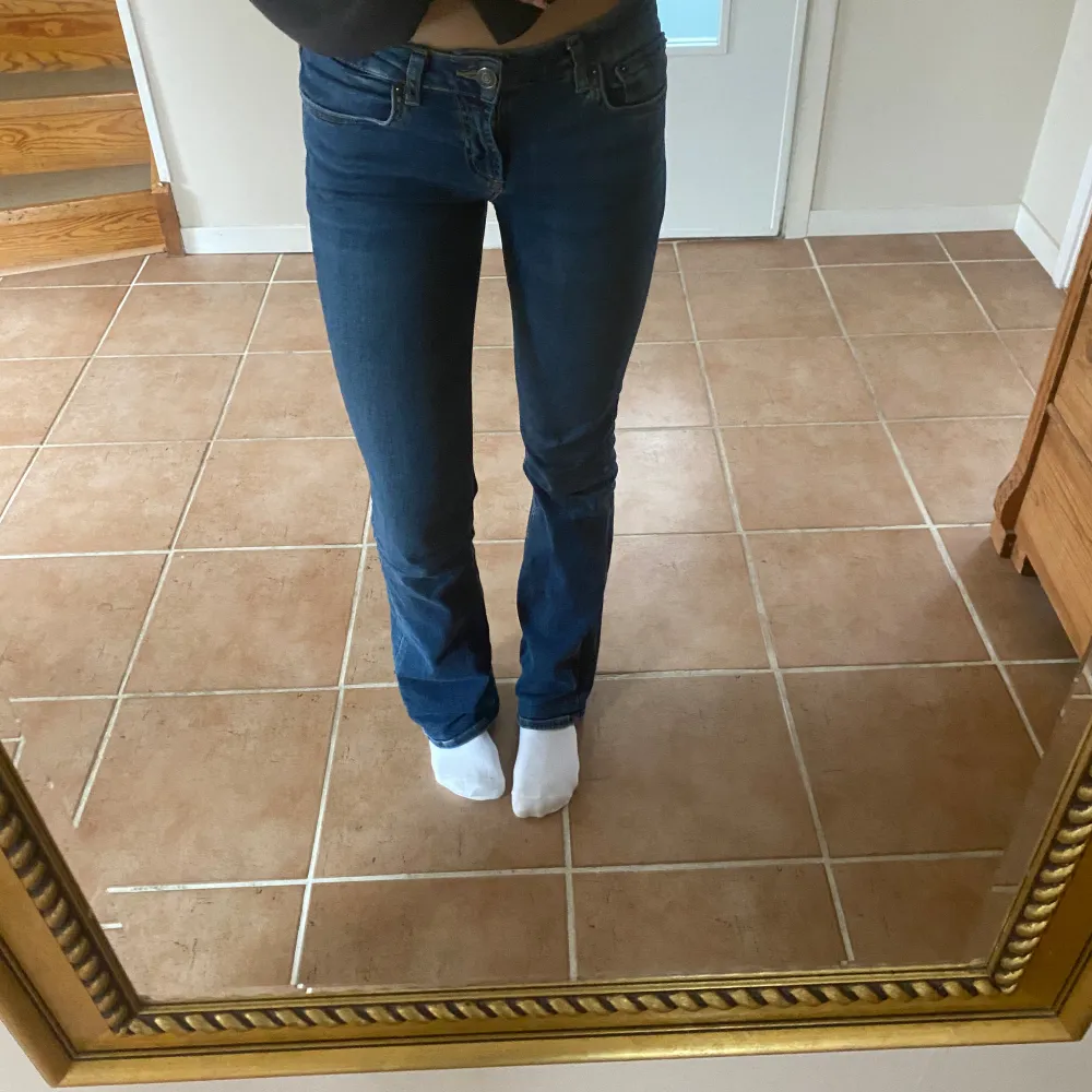 Ett par lågmidjade blå bootcut jeans från zara. Jag är 170 och de passar bra. Använda men har inga defekter köparen står för frakten . Jeans & Byxor.