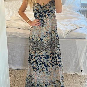 Blommig långklänning - Säljer denna jättefina blommiga långklänningen med justerbara band då den är för liten för mig. Klänningen är från H&M i strl 34 och har inga defekter. Pris går att diskutera! Obs: den första bilden är från den tidigare ägaren🤗🥰💕