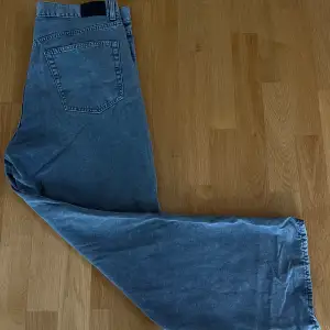 Hej, jag säljer nu dessa jeans från Weekday i modellen ”Galaxy”. Storlek: 33 Jeansen är använda ett fåtal gånger och är i gott skick.