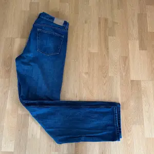 Hej, jag säljer nu dessa jeans från Weekday i modellen ”Space Relaxed Straight Jeans” Storlek: W29 L34 Jeansen är använda ett fåtal gånger och är i gott skick.