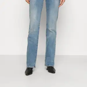 Fina ltb jeans, i blått. Bra skick. Nypris 679. Tänkte sälja för ca 400, hör av er vid frågor och intresse!💕