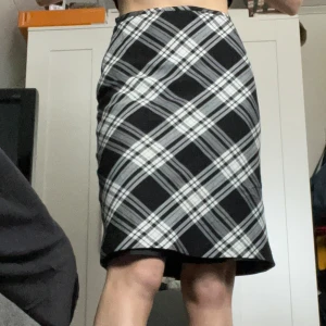 Rutig medellång kjol - Väl använd men hel och ren. Storlek xs men sitter mer som en small. Högmidjad.  