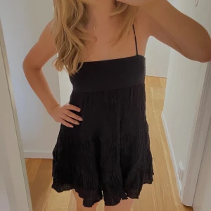 Svart zara klänning - Säljer denna urgulliga Zara klänningen som inte går att köpa längre! nyskick med lapp, superfin nu till vår och sommar💖