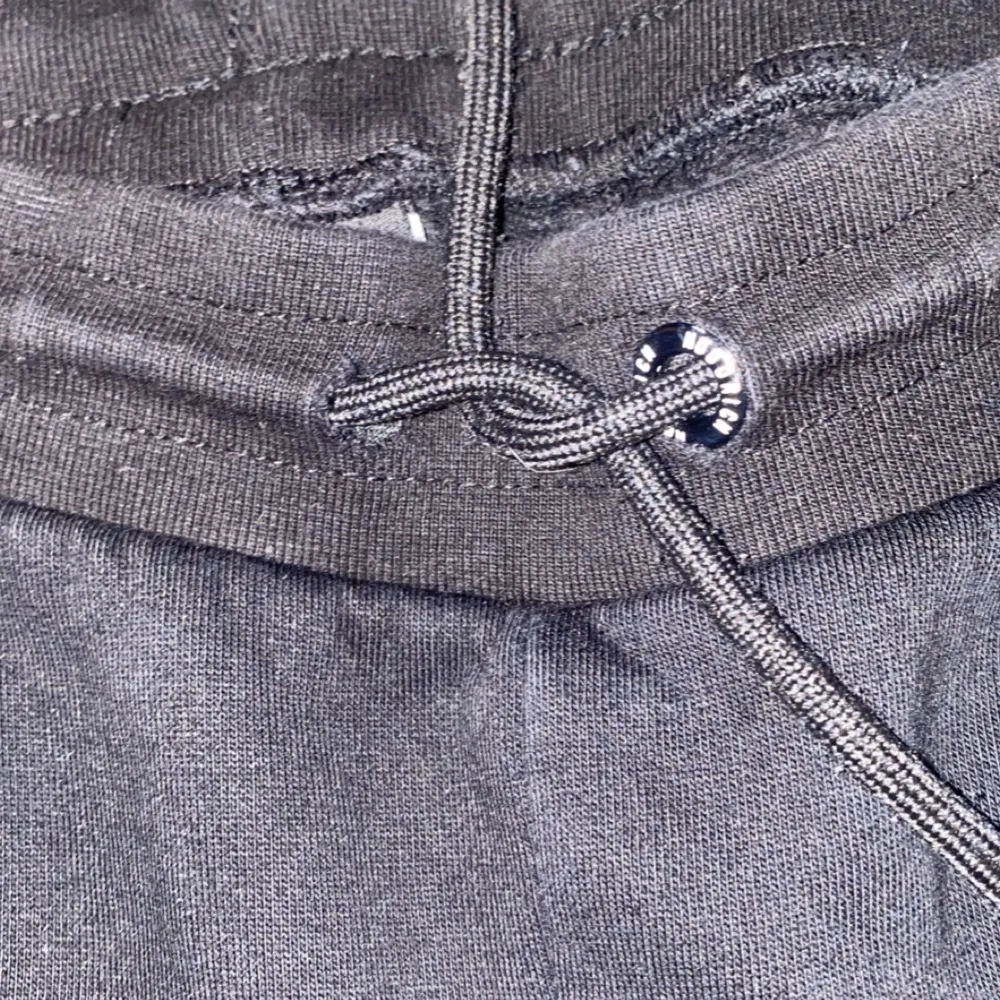 Hoodrich mjukisar i fint skick förutom en av ringarna vid snörerna har gått av (2a bilden) men det ser man inte ändå eftersom man har oftast en tröja över.  Säljer pga den är för liten och inte riktigt min stil. Perfekt till våren för  billigt pris . Jeans & Byxor.