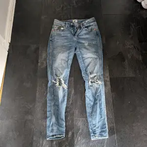 Slitna jeans från lager 175, i bra skick. 