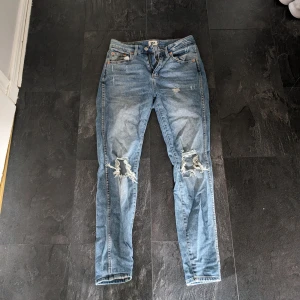 Slitna jeans - Slitna jeans från lager 175, i bra skick. 