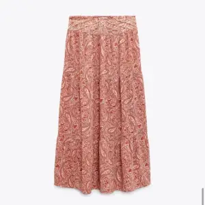 Söker denna lång kjol från zara som är slutsåld i storlek xs-m.  Kan betala rätt bra💕