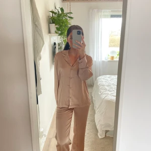 Pyjamasset - Rosa/Beige pyjamas från BikBok i nyskick. Byxa och tröja går att köpa separat för 100 kr st. Skriv för fler bilder:)