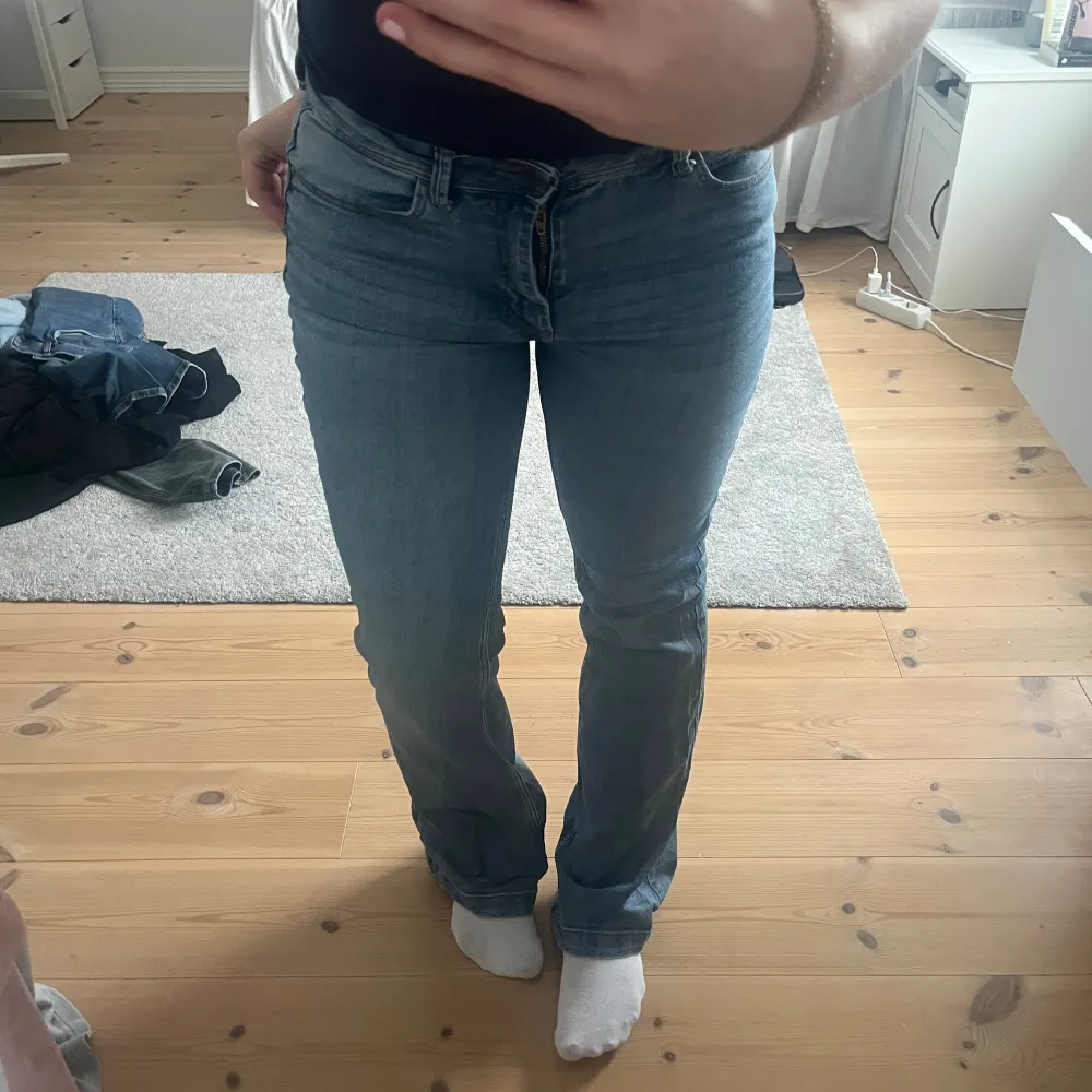 Fina Blåa jeans som är flare/bootcut. Är i bra skick🌸🩷storlek 27 men passar mig som vanligtvis har 38 i byxor. . Jeans & Byxor.