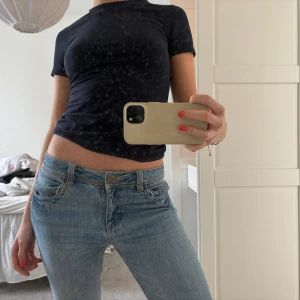 Lågmidjade jeans - Säjer mina super snygga lågmidjade jeans som jag fått så mycket användning av. De är den perfekta ljusblå färgen nu till sommaren! ⚡️💖💖 