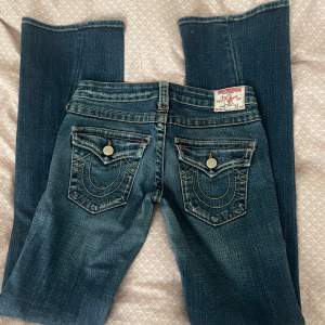 Snygga lowwaist bootcut true religion jeans i storlek 28! Midjemått 37 cm innerbenslängd 82 cm 😇 för små så har inga bilder på, skriv vid frågor
