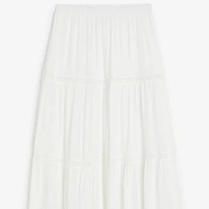 Vit kjol - Slutsåld långkjol från hm köpt sommaren 2023. Bra skick💞 säljer då den är lite liten och därför inte kommer till användning. Pris kan diskuteras 