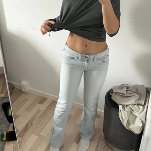 Ljusblåa jeans  - Säljer mina snygga ljus blåa low wasit jeans💕💕