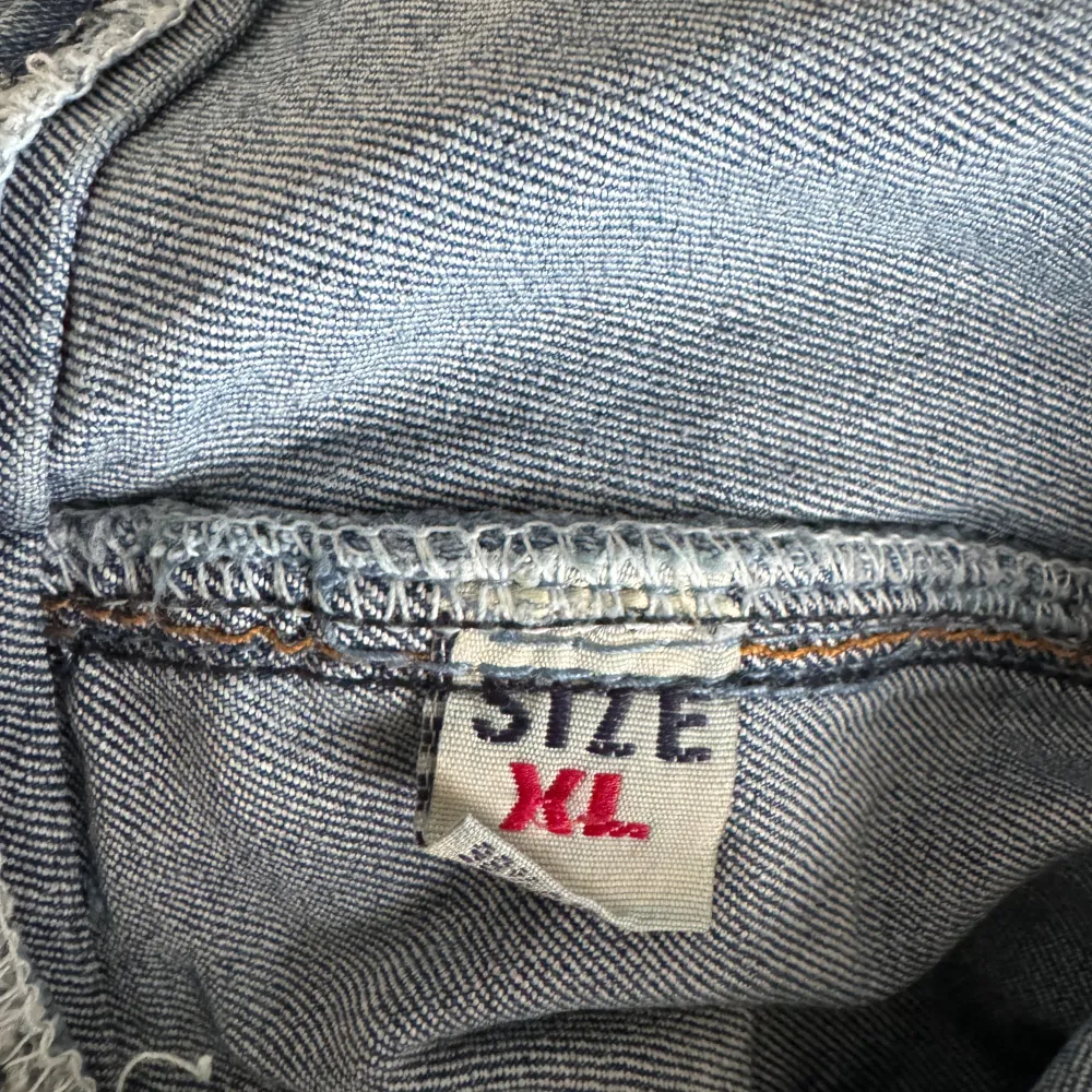Jeanskjol med slitning och knytdetaljer på sidorna i storlek XL men mer som en M eller S, (se sista bilden för mått) . Kjolar.
