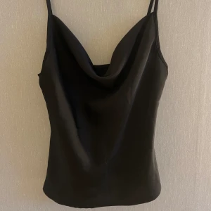 Topp! - Superfin ringad topp!💗 Liknande silkes material💗 finns tyvärr ingen lapp kvar men skulle gissa att det är stl XS💗