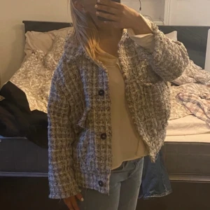 rutig kappa - så fin! nyskick knappt använd  vit / svart / grå