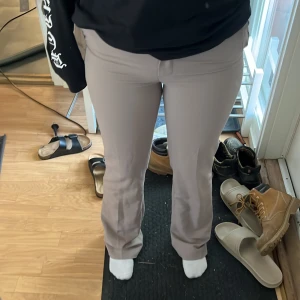 Kostymbyxor  - Beiga kostymbyxor i väldigt fint skick då jag knappt använt dom, säljs för dom inte passar