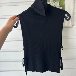 Polotopp - Superfin kortärmad polo med öppning/knytning på sidorna. Stretchigt tyg🎀 Passar strl xs-m