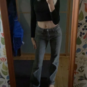 Bootcut jeans  - Köpta på Gina för 500. I bra skick förutom arts em är slitna längst ner men inget man tänker på. Strl 36 men skulle säga att de är mer som 32/34 eftersom den krypt i tvätten.