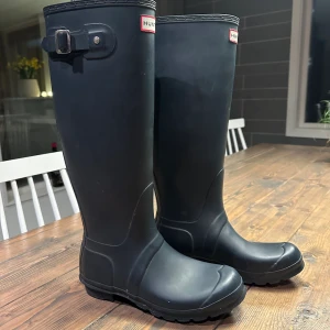 Hunter stövlar  - Höga stövlar från hunter. Osäker på om de är äkta då de ser annorlunda ut i jämförelse med mina andra jag har (sista bilden)  Lite äldre och finns därför effekter. 