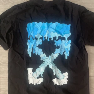 Off-white t-shirt - Jag säljer en Off-white t-shirt som är helt ny med box.