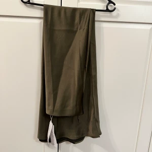 Grön sidenkjol - Ny med prislapp. Maxilängd.