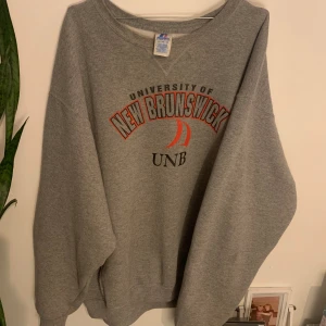 Russel Athletic Sweatshirt  - Köpt second hand men används tyvärr ej, men är i jätte fint skick och är jätte söt!! jag är 163 cm lång och är ganska stor på mig