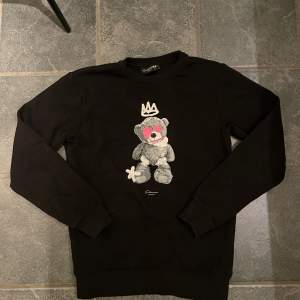 Säljer denna crewneck som är från Closure London som är köpt på zalando. Den är knappt använd så skicket är 10/10. Storleken är S. Nypris är ca 400 och mitt pris är 199kr. 