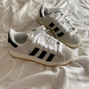 Adidas campus 00s  - Säljer dessa helt nya Adidas campus i färgen Crystal. Storlek 36-40. Box och kvitto medföljer. Skriv till mig vid eventuella frågor‼️😊