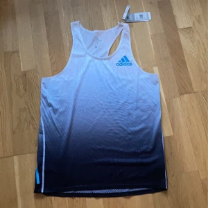 Adidas Linne - Säljer denna snygga linne som är en Elite tröja vilket innebär att bara idrottare som är sponsrade av adidas kan få tag på den. Den är i storlek M men funkar för någon som har L. Prisförslag kan absolut ges! Har du frågor är det bara att skriva!