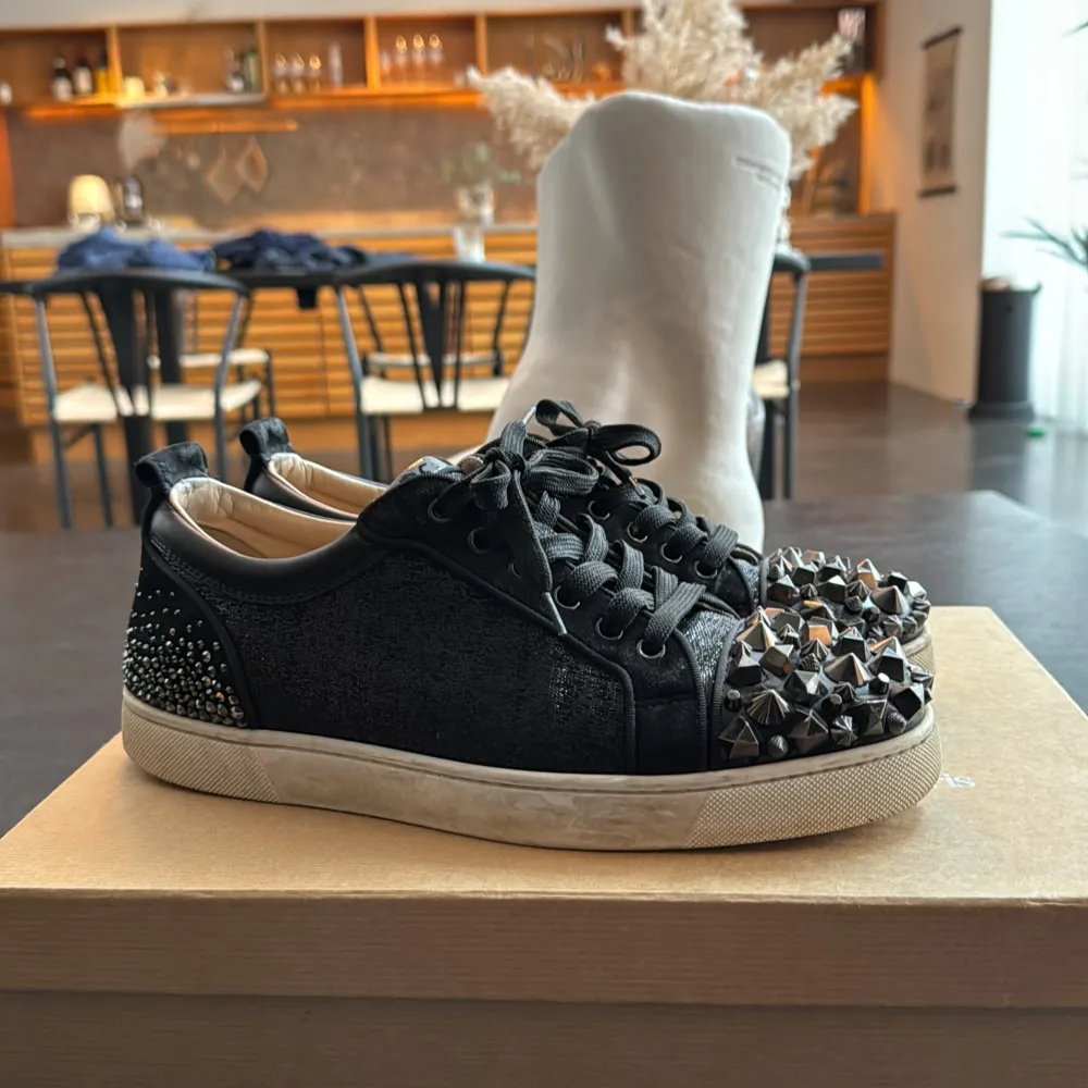 Tja! Säljer dessa unika Louboutin sneakers. Dem är i storlek 42 och är i bra skick. Det är ej originalboxen(boxen e riktig men till ett par andra louboutins. Skriv för mer info!. Skor.