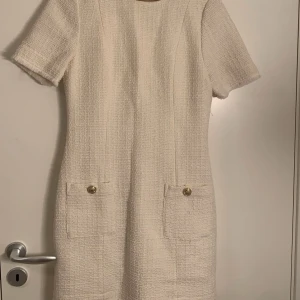 Vit klänning🤍 - Vit stickad klänning, med knappar🤍