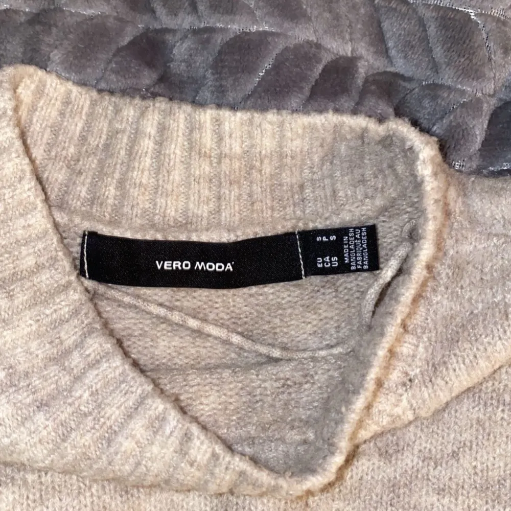 Fin stickad tröja från vero Moda, den är som ny och ändats använd fåtal gånger💞. Stickat.