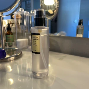 Snigelslem - Säljer mitt snigel slem på grund av den inte passar min hudtyp❤️ änvänd några cirka gånger så den är helt full fortfarande ❤️ original pris: 330, nypris: 225😍