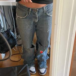 Snygga lee jeans, har två hål där framme men det ser ändå fet ut. Passar mig som är 160 men passar även min pojkvän som är 180.