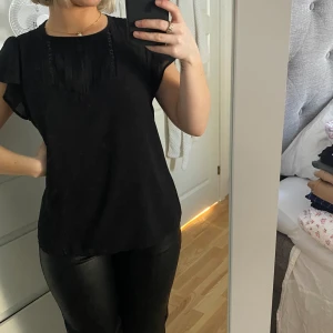 Blus  - Blus från H&M. Storlek 38.