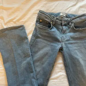 Ljusblåa bootcut jeans från lager 157 i lowboot. Knappt använda och väldigt bra skick. Passar mig i längden som är 160🥰
