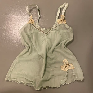 Linne/top - Jätte gullig tunn topp köpt secondhand! Lite y2k vibe!