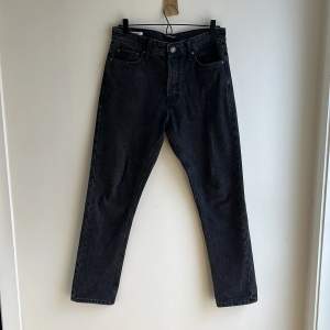 Tja! Säljer dessa Jack & Jones jeans av modellen Chris. Dem är helt nya men säljer dem för dem är för små. Nypris ligger på 600kr. Hör av er vid minsta lilla fråga🤝📦
