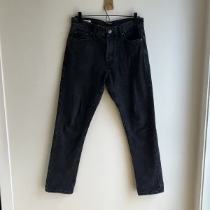 Jack & Jones  - Tja! Säljer dessa Jack & Jones jeans av modellen Chris. Dem är helt nya men säljer dem för dem är för små. Nypris ligger på 600kr. Hör av er vid minsta lilla fråga🤝📦