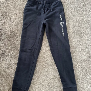 Sail Racing mjukisbyxor!! - Använda men är i fint skick! Storlek 150cm. Nypris 559kr.