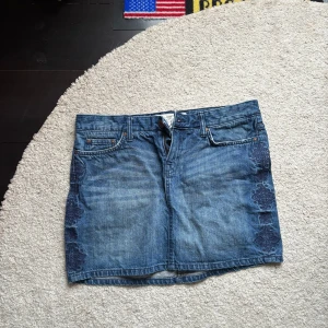 Kort kjol - Jättefin kjol med detaljer på sidorna.  Köpt second hand Man kan sy/klippa den kortare om man vill också💕