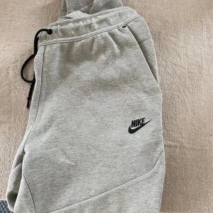 Nike tech fleece byxor - Säljer då de ej används, inga defekter eller något sådant. Bara att höra av sig om det är några frågor eller om du vill ha mer bilder!