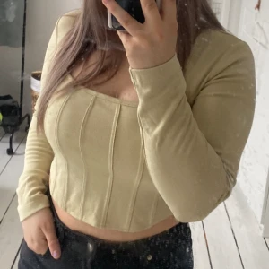 Beige topp - Beige(ljusgul) topp. Storlek M,sitter bra! Aldrig använd Finns på fler appar