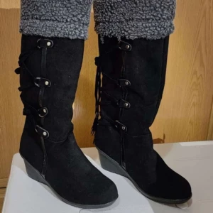 Svarta klack stövlar✨🖤 - Jag älskar verkligen dessa skor men de passar inte mig längre 😕 De är i bra kvalitet, extremt välgjorda, väldigt lätta att gå med och är så bekväma☺️ 