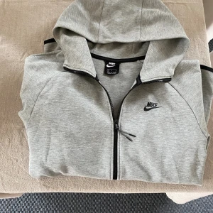 Nike tech fleece - Säljer då den ej används, inga defekter eller något sådant. Bara att höra av sig om det är några frågor eller om du vill ha mer bilder!