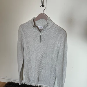 Stickad half zip - Stickad half zip från dobber. kommer inte till användning, aldrig använd.
