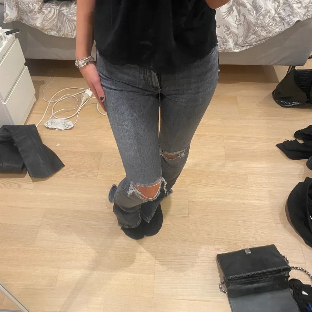 gråa jeans från zara i strl 36, jag är 1,68💞. Jeans & Byxor.