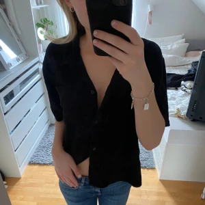 Stickad kortärmad kofta - Säljer denna superfina stickade koftan som inte kommit till användning💕 säljer även en i begie/vit färg💕