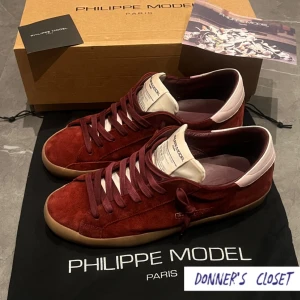 Philippe Model  - Extremt sällsynta Philippe Model skor som inte längre säljs likt Valentino Flycrew. Nypriset ligger på omkring 6000 kr, vilket man även ser i bild (5). Skicket är 9/10. Kvitto och allt original finns! Storleken är 42 men är lite stor i storleken (43)